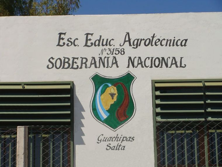 El hecho sucedió en el baño de la institución. Los alumnos habrían amenazado al joven