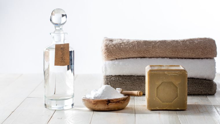 LIMPIAR USOS DEL VINAGRE PARA LA LIMPIEZA DEL HOGAR Foto: House Digest - https://www.housedigest.com/img/gallery/10-genius-tips-for-using-vinegar-in-your-laundry/l-intro-1635447371.jpg