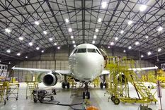 Aseguran que la inacción oficial amenaza con romper la cadena de producción aeronáutica en la Fábrica Argentina de Aviones (FAdeA) y hacer caer una oportunidad de exportación con México.