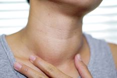 Mantener un control estricto de los niveles hormonales de tiroides.