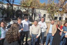 Rodolfo Suarez junto a Natalio Mema y Alfredo Cornejo, entre otros. Foto: Gianni Pierobon