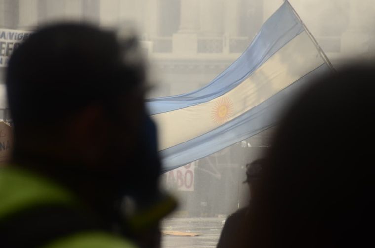 Una bandera argentina flamea en la marcha frente al Congreso. Una bandera argentina flamea en la marcha frente al Congreso.