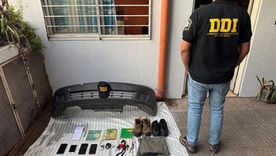 Agentes incautaron armas, teléfonos celulares y otros elementos en la casa donde se ocultaba el presunto asesino Foto: NA