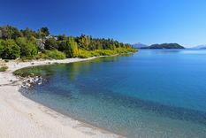 Playas rodeadas de bosques, aguas cristalinas y paisajes patagónicos: así se disfruta el verano en Bariloche.
