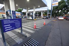 En las cuentas de las redes sociales se ofrecen bidones de 5 litros de nafta súper a un promedio de 5 mil pesos. Foto: Maximiliano Ríos/MDZ En las cuentas de las redes sociales se ofrecen bidones de 5 litros de nafta súper a un promedio de 5 mil pesos. Foto: Maximiliano Ríos/MDZ