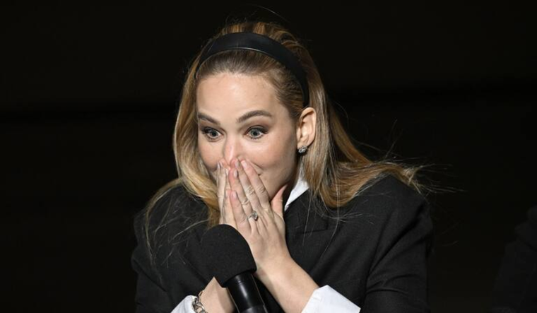 Jennifer Lawrence vivió un no muy grave accidente de vestuario en una gala de Dior. Foto: AP - Univisión