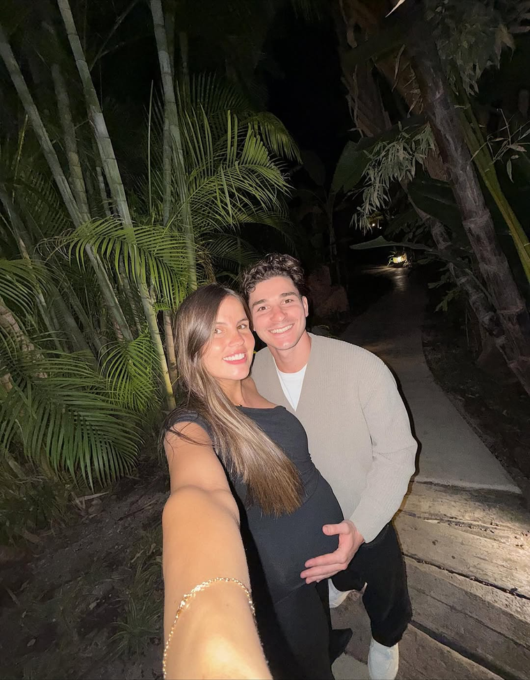 Las postales de Julián Álvarez y su pareja en Alicante. Créditos: Instagram