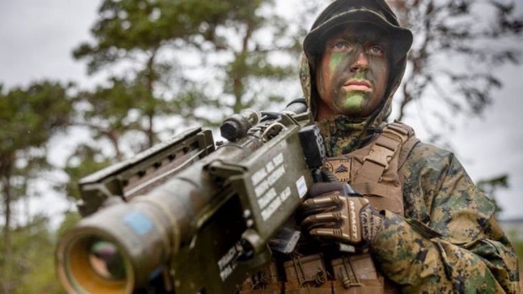 Un marine de EE.UU. practica con un cañón antiaéreo robotizado de última generación en septiembre de 2022. Foto: GETTY IMAGES