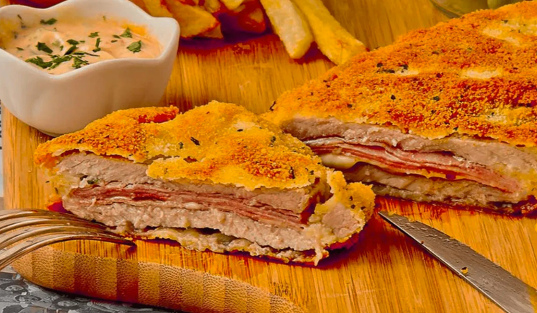La receta de milanesa rellena de jamón y queso admite rellenos alternativos como espinaca o champiñones. La receta de milanesa rellena de jamón y queso admite rellenos alternativos como espinaca o champiñones.