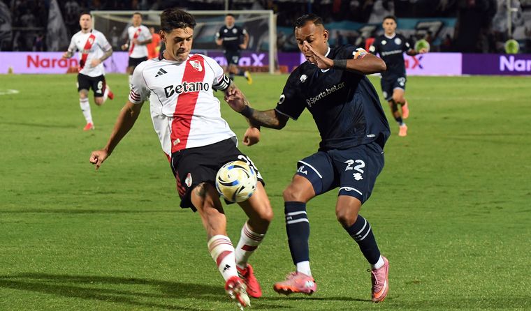 En medio de los rumores de su posible regreso a Boca, Sebastián Villa enfrentó anoche a River con Independiente Rivadavia en el Malvinas Argentinas.