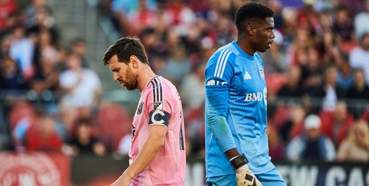 Messi no pudo ante la muralla Johnson, el arquero de Toronto FC que se tapó todo.