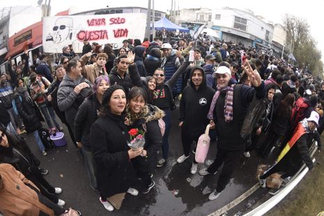 Desde temprano, los fanaticos se reunieron en Villa Domínico para despedir al Indio Solari. Desde temprano, los fanaticos se reunieron en Villa Domínico para despedir al Indio Solari.