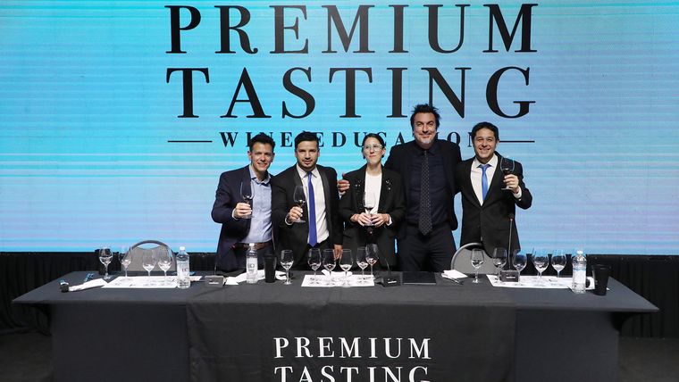 Prueba superada. Conductores y hacedores, en el brindis final. Prueba superada. Conductores y hacedores, en el brindis final.