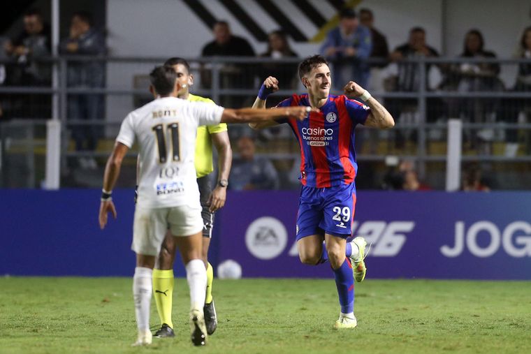 Rodrigo Auzmendi celebra el 2-2 ante Santos