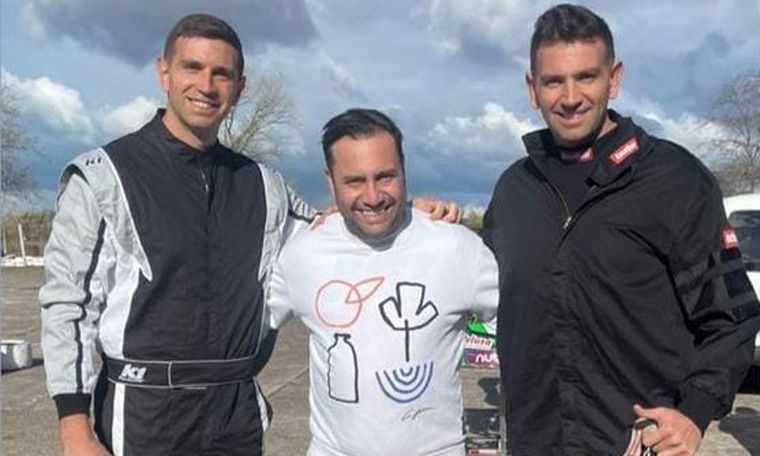 Dibu Martínez junto a su hermano corriendo karting.