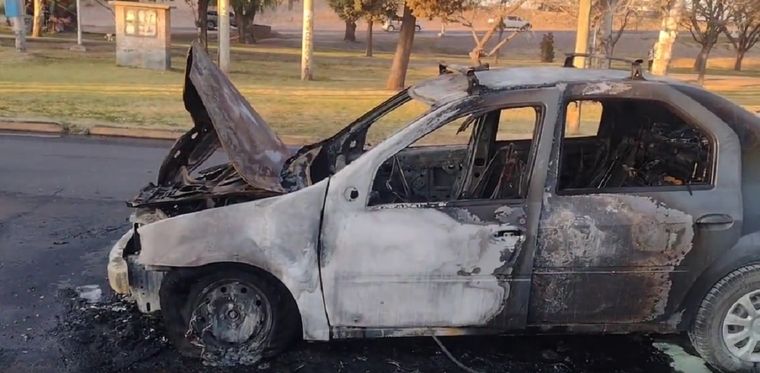Así quedó el vehículo tras el incendio Foto: Fede Lagiglia/MDZ