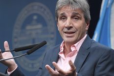 Luis Toto Caputo intenta convencer al mercado de que el Gobierno podrá desarmar el cepo cambiario sin que el dólar se dispare, y con él la inflación. Foto: Télam