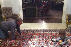 se filtraron comprometedoras fotos del exprincipe andres jugando con un nene