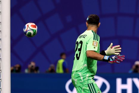 Dibu Martínez aparece lejos de los primeros puestos en el ranking de la FIFA.