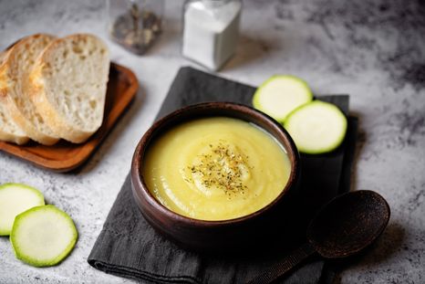 Irresistible receta de sopa crema de calabacín lista en pocos minutos. Irresistible receta de sopa crema de calabacín lista en pocos minutos.