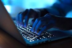 Hackearon un celular, clonaron la voz de la víctima y estafaron a familiares con una falsa operación de su hijo.