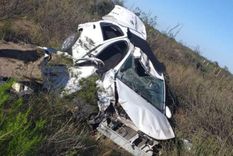 una mujer perdio el control de su auto en una curva y volco