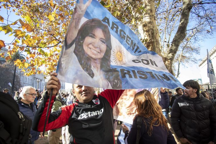 Militantes apoyan a Cristina Fernández de Kirchner tras la condena. Militantes apoyan a Cristina Fernández de Kirchner tras la condena.
