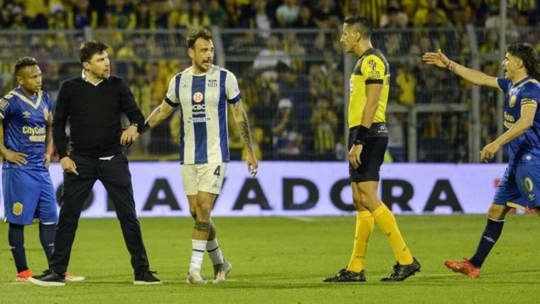 El Cacique de frente al árbitro del partido. Foto: FotoBaires