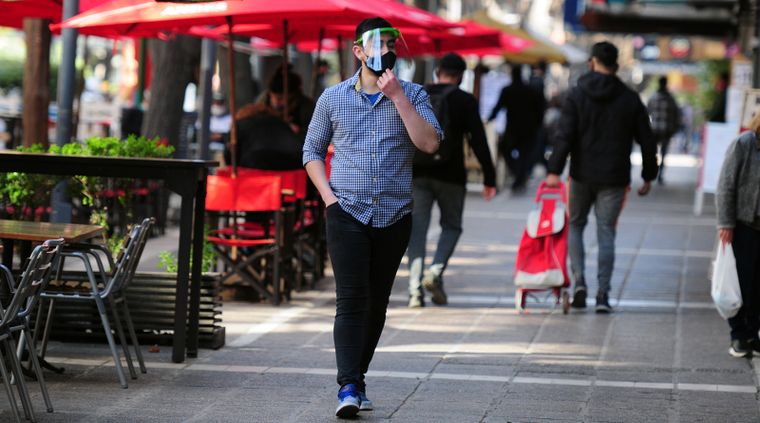 El Gobierno analiza medidas a tomar ante el aumento de casos y el colapso de hospitales Foto: ALF PONCE MERCADO / MDZ