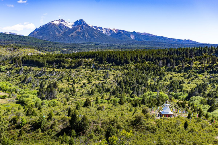 Rodeado de montañas y bosques, este templo budista se ha convertido en un espacio de conexión interior y paz.