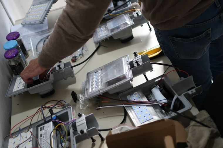 Operario municipales de Magdalena reparando luminarias led Operario municipales de Magdalena reparando luminarias led