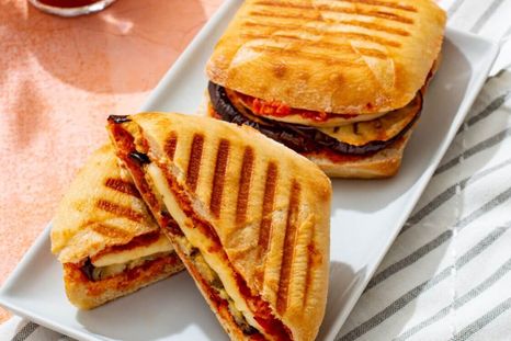 Cómo hacer sándwich de berenjena: una receta fácil, fresca y sin carne. Cómo hacer sándwich de berenjena: una receta fácil, fresca y sin carne.