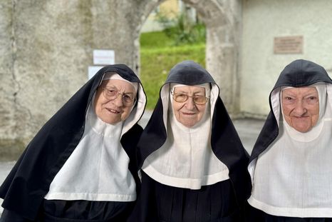 Las autoridades eclesiáticas enviaron a las hermanas Rita (izquierda), Regina (centro) y Bernadette a un ancianato en 2023.