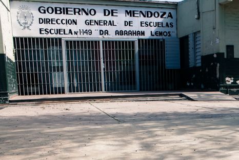 El caso de abuso sexual habría ocurrido en los baños de niñas de la escuela Lemos de Los Corralitos, Guaymallén. El caso de abuso sexual habría ocurrido en los baños de niñas de la escuela Lemos de Los Corralitos, Guaymallén.