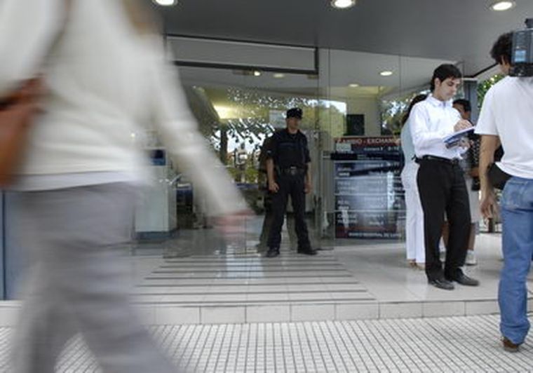 La seguridad en los bancos, en la mira. Foto: Marcelo Ruiz / MDZ