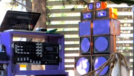 Lutería técnica y potencia en una experiencia musical que los amantes de géneros como el reggae y el ska, entre otros, disfrutan frente a esta torre de sonido. Lutería técnica y potencia en una experiencia musical que los amantes de géneros como el reggae y el ska, entre otros, disfrutan frente a esta torre de sonido.