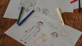 La Corte Suprema revocó un fallo que había autorizado la triple filiación —dos padres y una madre— de un niño concebido mediante técnicas de reproducción humana asistida.