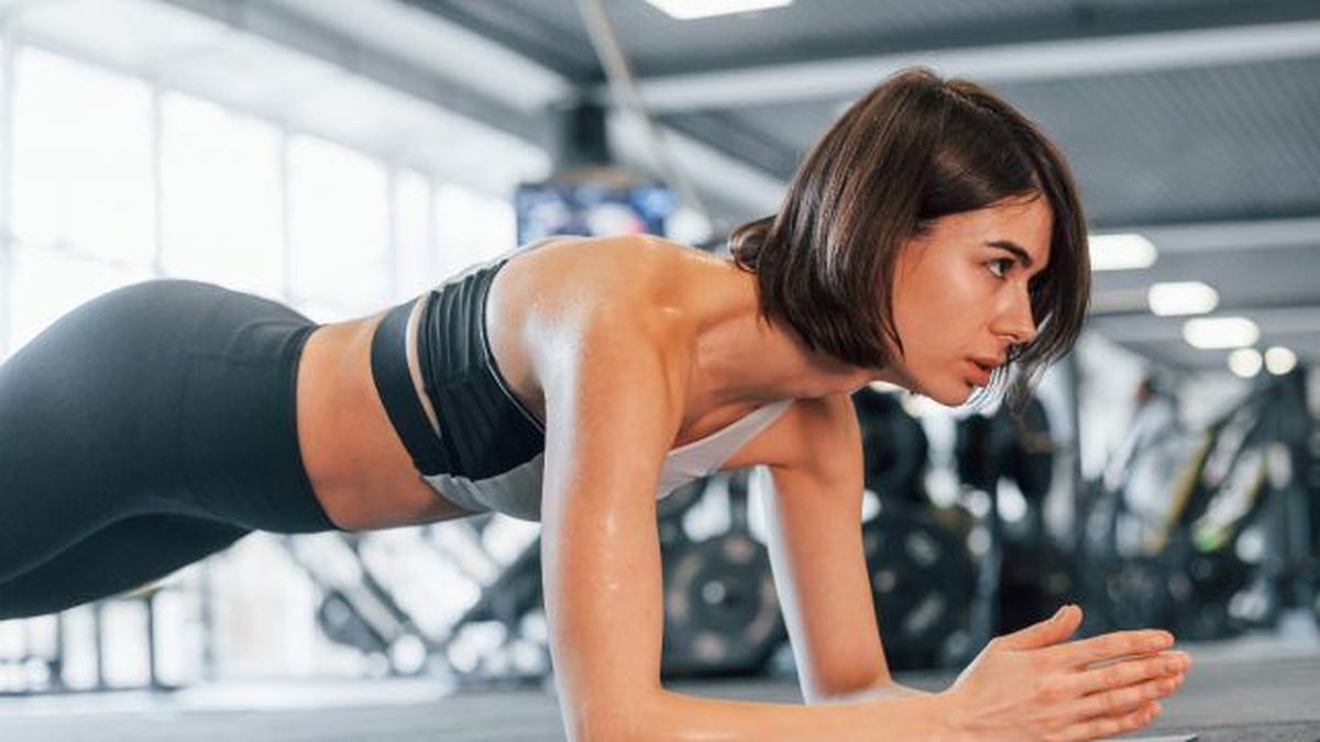 La rutina revolucionaria para glúteos y abdomen que puedes hacer en casa