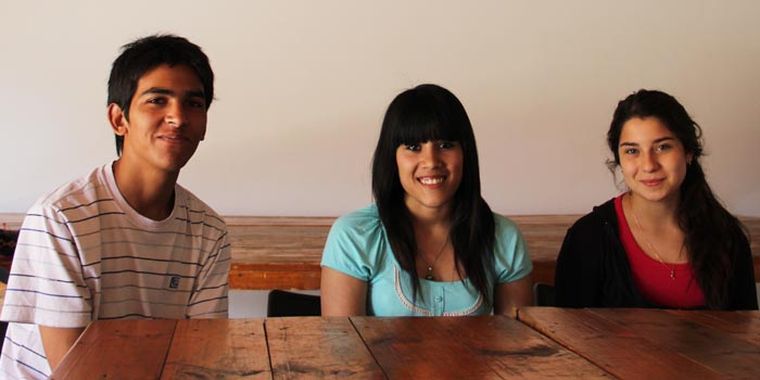 Renzo Taboada, Florencia González y Melisa Rodríguez, en representación de todo INTERACT. Foto: Maggie Ojcius/ Mediamza.com