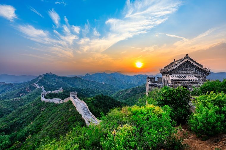 Vista aérea de un tramo de la Gran Muralla, una de las construcciones más emblemáticas del mundo, cuyo origen ha sido redefinido tras un reciente descubrimiento arqueológico en China. Foto: Shutterstock