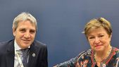 El ministro de Economía, Luis Caputo, junto a la directora Gerente del Fondo Monetario Internacional (FMI), Kristalina Georgieva. Foto: X de @KGeorgieva