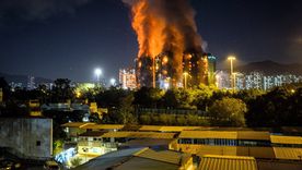 El incendio ha destruido tres rascacielos con cientos de personas en Hong Kong, China. Foto Efe El incendio ha destruido tres rascacielos con cientos de personas en Hong Kong, China. Foto Efe