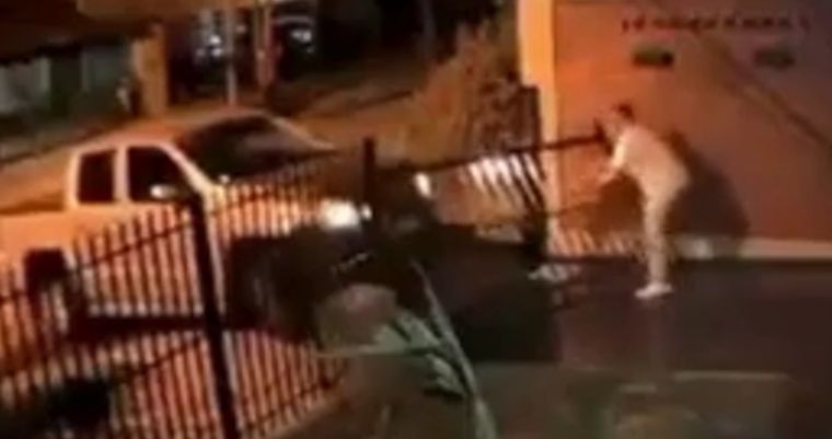 El robo fue registrado por una cámara de seguridad. Foto: Captura de video