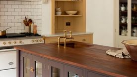 A diferencia del negro, el marrón ofrece una alternativa más natural que aporta profundidad de una forma más suave que el negro. Foto: deVOL Kitchens