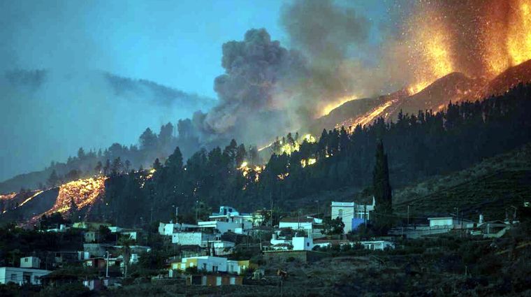 El magma brota sin freno en la isla. Foto: Ap.