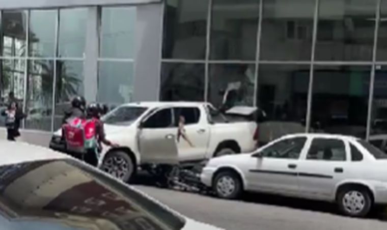 El incidente ocurrió en el cruce de las calles Buenos Aires y Belgrano, en Mar del Plata.  Foto: captura de pantalla.