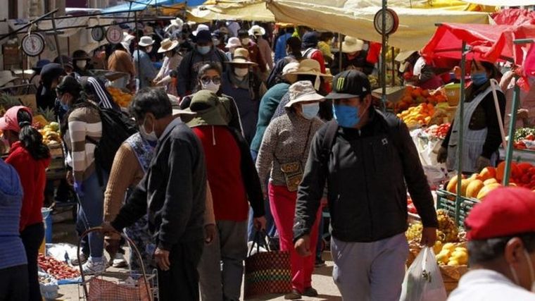 En los mercados populares es muy difícil mantener el distanciamiento social.
