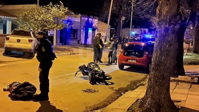 El ladrón quedó tendido en el suelo tras recibir los balazos del policía que defendió a su padre del asalto