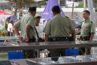 MDZol | Gracias a un salvavidas, este hombre quedó detenido por los Carabineros.