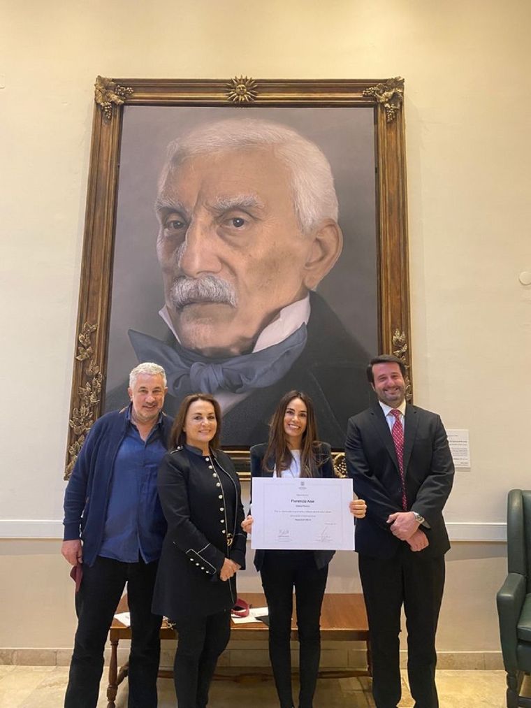 Florencia Aise rodeada de los legisladores, tras el cuadro del General San Martín. Foto: Gentileza